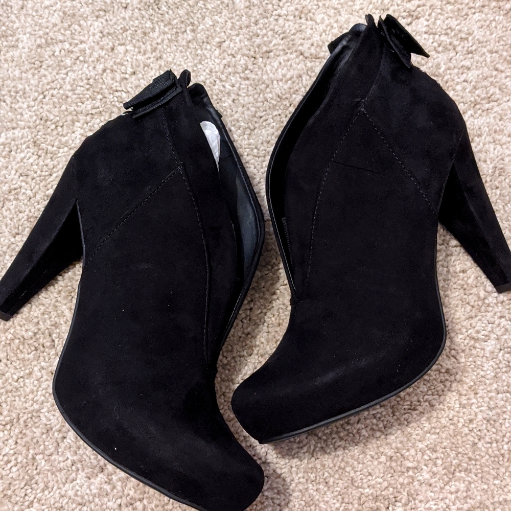 Guess ankle boots with lace up back and bow